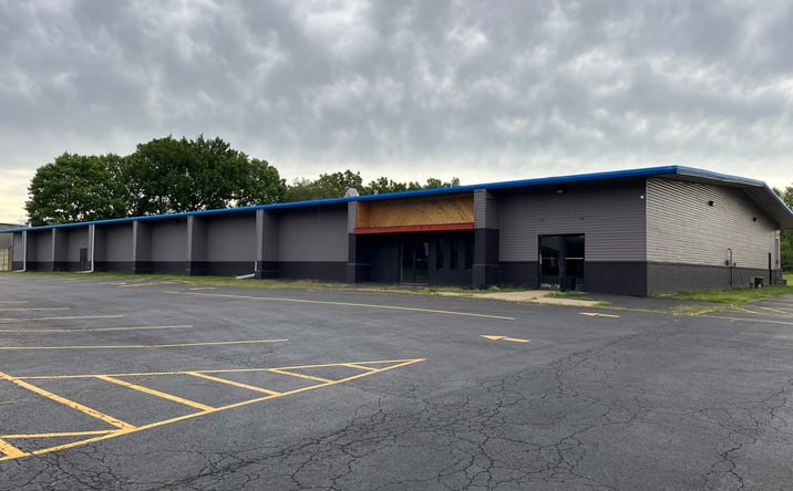 Pictures of Industrial property located at 2075 Edgewater Dr, Pekin, IL 61554 for lease - image #1