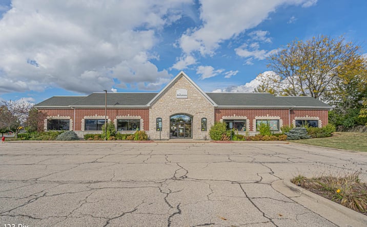 Pictures of Retail, Office property located at 625 Bridgeport Terrace, Lindenhurst, IL 60046 for lease - image #1