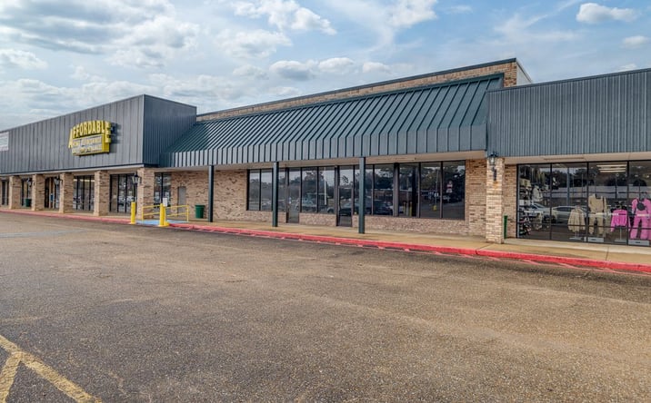 Pictures of Retail property located at 2031 E Madison Ave, Bastrop, LA 71220 for lease - image #1