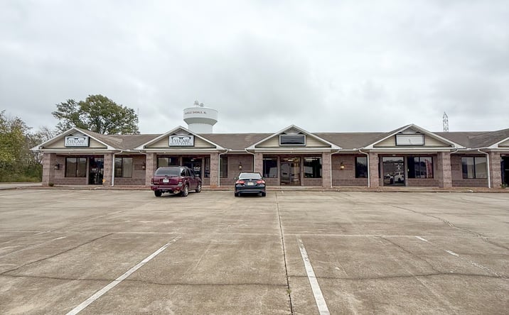 Pictures of Retail, Office, Restaurant property located at 401 Cox Blvd, Sheffield, AL 35660 for lease - image #1