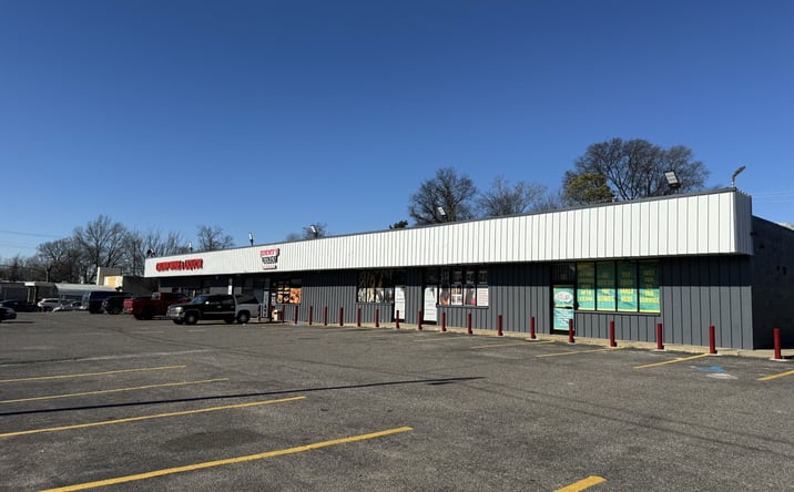 Pictures of Retail property located at 938 E E.H.Crump Blvd, Memphis, TN 38104 for lease - image #1