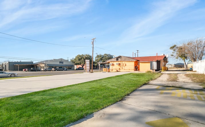 Pictures of Retail property located at 1710 2nd St, Pleasanton, TX 78064 for lease - image #1