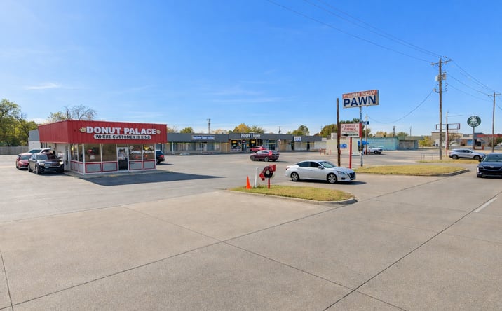 Pictures of Retail property located at 924 SW 4th St, Moore, OK 73160 for lease - image #1