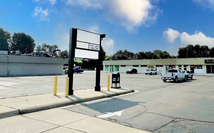 Pictures of Retail, Restaurant property located at 28350 S River Rd, Harrison Township, MI 48045 for lease - image #1