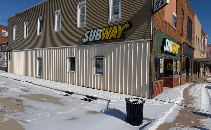 Pictures of Restaurant, Retail property located at 17 E Fort St, Farmington, IL 61531 for lease - image #1