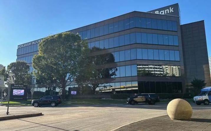 Pictures of Retail property located at 2500 W Loop S, Houston, TX 77027 for lease - image #1