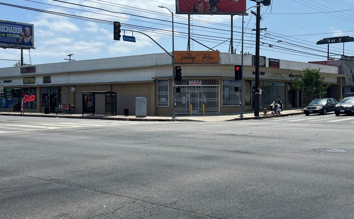 Pictures of Restaurant property located at 19300 Vanowen Street, Los Angeles, CA 91335 for lease - image #1