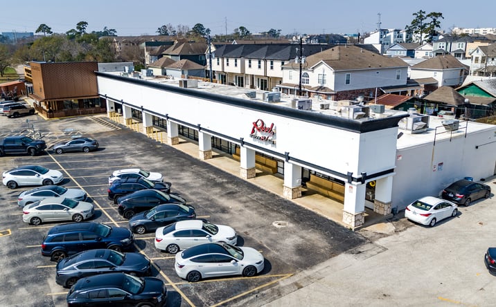 Pictures of Retail property located at 2032 - 2038 EAST T C JESTER BLVD, Houston, TX 77008 for lease - image #1