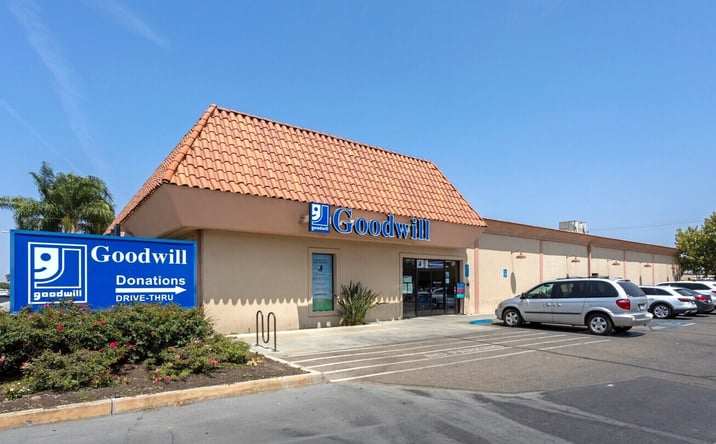 Pictures of Retail property located at 2240 S Mooney Blvd, Visalia, CA 93277 for lease - image #1
