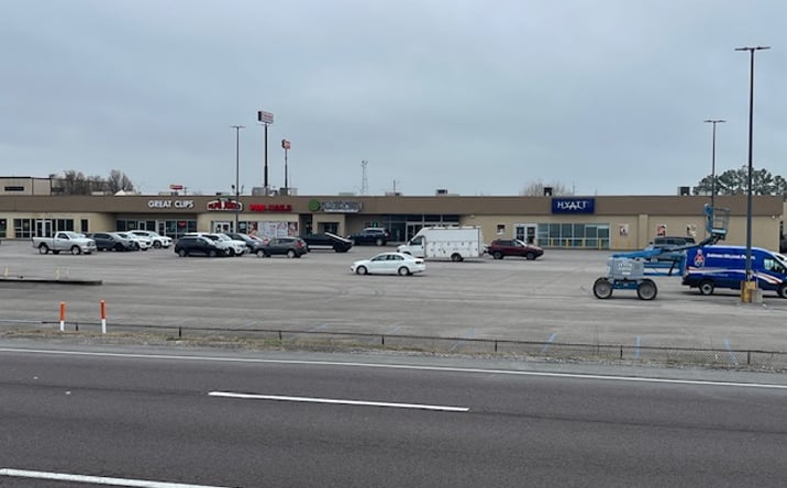 Pictures of Retail property located at 1120 N Carbon St, Marion, IL 62959 for lease - image #1
