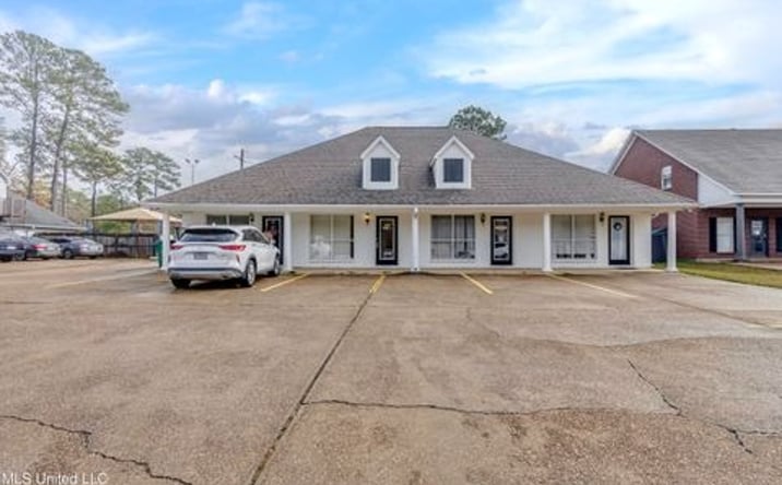 Pictures of Retail, Office property located at 1041 Lake Village Circle, Brandon, MS 39047 for lease - image #1
