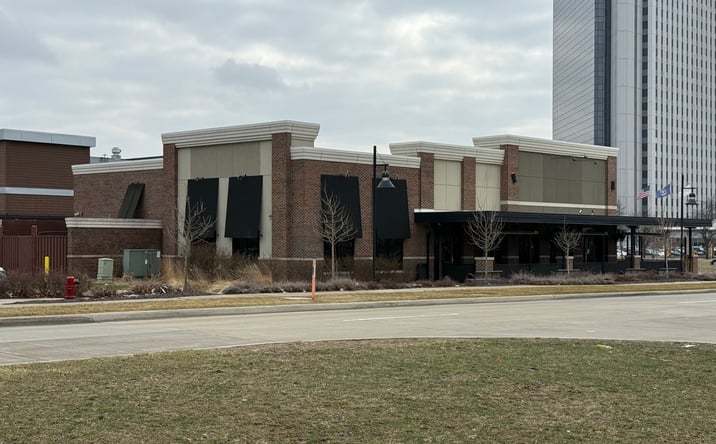 Pictures of Restaurant property located at 660 W Big Beaver Rd, Troy, MI 48084 for lease - image #1