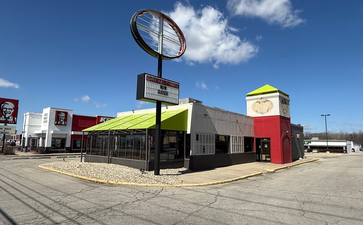Pictures of Restaurant property located at 6450 E 82nd St, Indianapolis, IN 46250 for lease - image #1