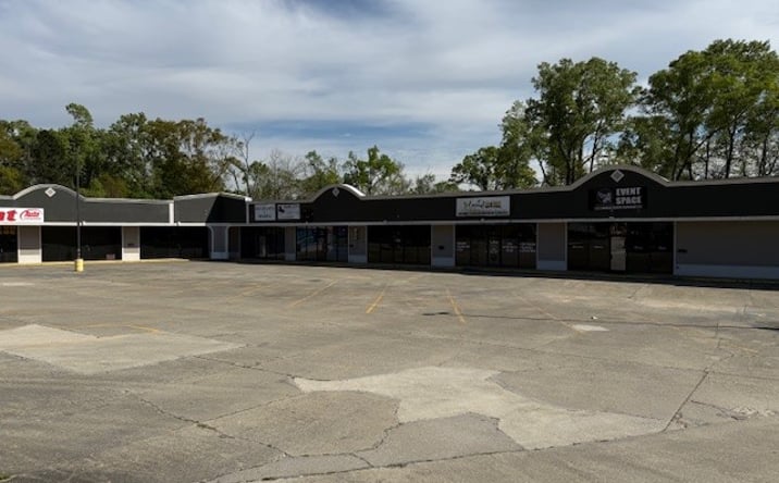 Pictures of Retail property located at 3655 O'Neal Ln, Baton Rouge, LA 70816 for lease - image #1