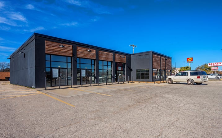 Pictures of Retail property located at 801 N Commerce Street, Ardmore, OK 73401 for lease - image #1