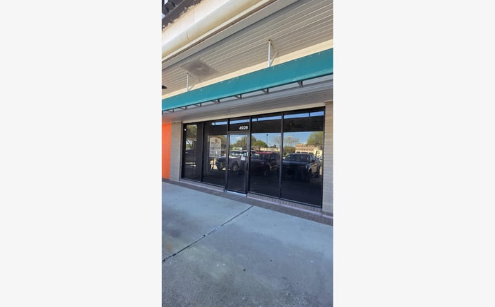 Pictures of Retail property located at 4928 Fairmont Pkwy, Pasadena, TX 77505 for lease - image #1