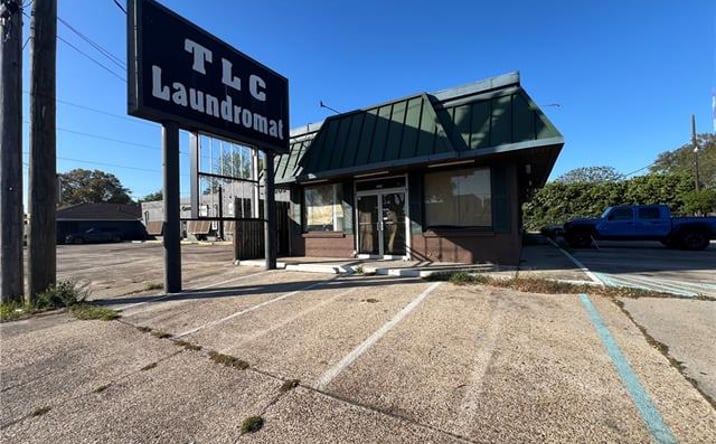 Pictures of Retail, Office property located at 203 W Judge Perez Dr, Chalmette, LA 70043 for lease - image #1