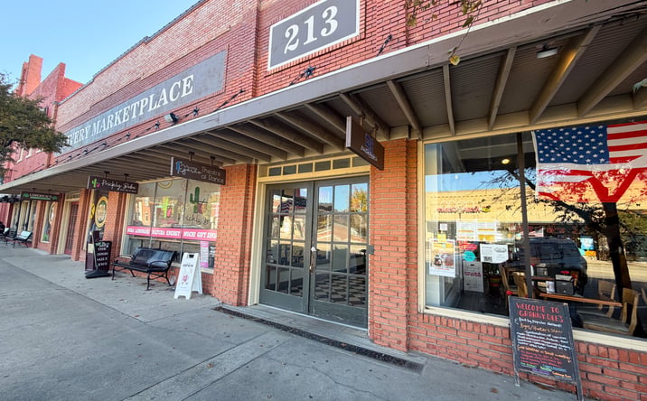 Pictures of Retail, Office, Restaurant property located at 213 W Ennis Ave, Ennis, TX 75119 for lease - image #1