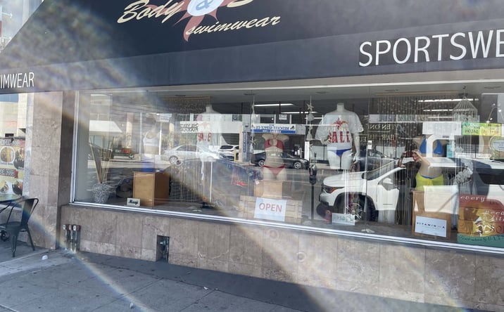 Pictures of Retail, Office property located at 18616 Ventura Blvd, Los Angeles, CA 91356 for lease - image #1