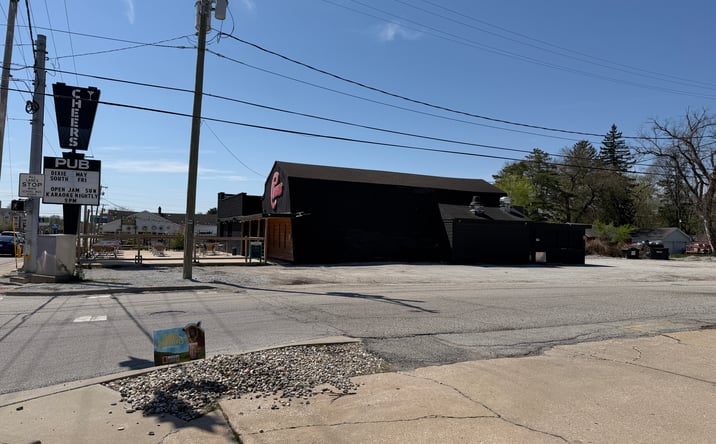 Pictures of Restaurant property located at 103 S Dixie Way, Roseland, IN 46637 for lease - image #1