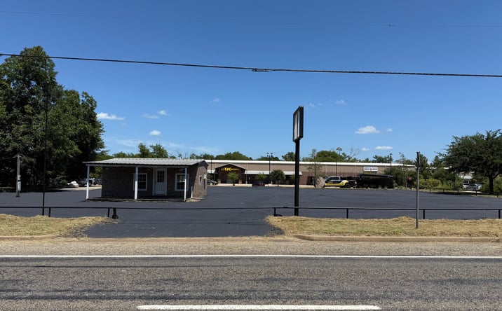 Pictures of Restaurant, Office, Retail property located at 407 N. Main St., Lindale, TX 75771 for lease - image #1