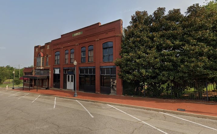 Pictures of Retail property located at 324 W Oklahoma Ave, Guthrie, OK 73044 for lease - image #1