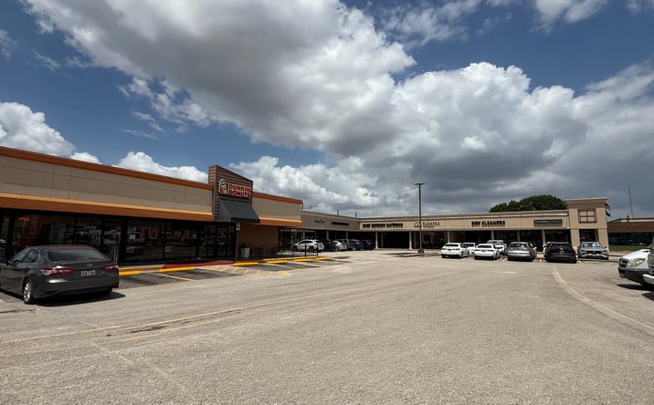 Pictures of Retail property located at 5400 Bellaire Blvd, Houston, TX 77401 for lease - image #1