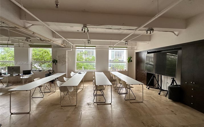 Pictures of Office property located at 168 SE 1st St # 400, Miami, FL 33131 for lease - image #1