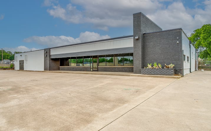 Pictures of Office, Retail, Industrial property located at 3855 South Fwy, Fort Worth, TX 76110 for lease - image #1