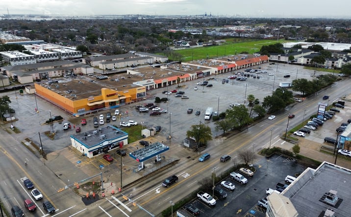 Pictures of Retail property located at 2211 SOUTHMORE AVE, PASADENA, TX 77502-1401 for lease - image #1