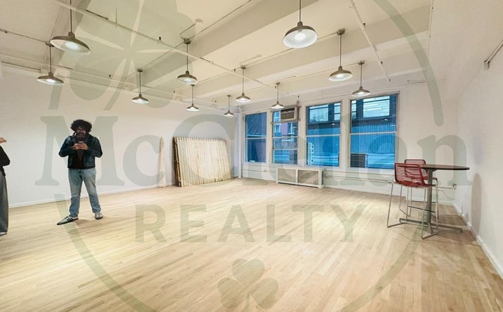 Pictures of Retail, Office property located at West 37th, New York, NY 10018 for lease - image #1