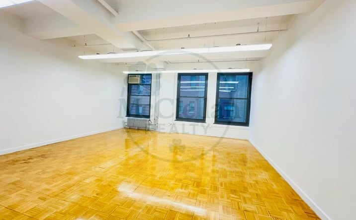 Pictures of Office property located at West 35th Street, New York, NY 10001-0118 for lease - image #1