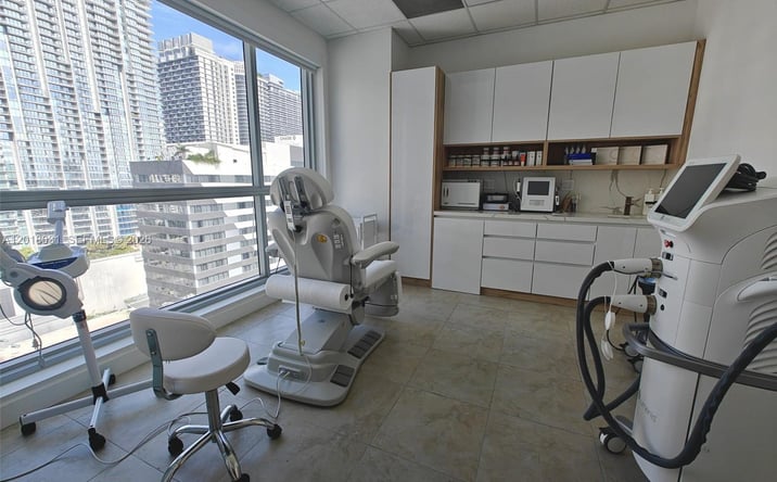Pictures of Office property located at 175 SW 7th St # 2006, Miami, FL 33130 for lease - image #1