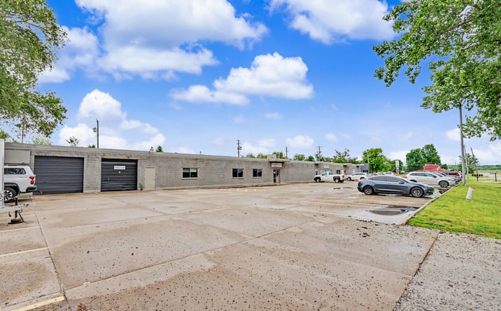 Pictures of Office property located at 6810 34TH Street Court 1, Moline, IL 61265 for lease - image #1