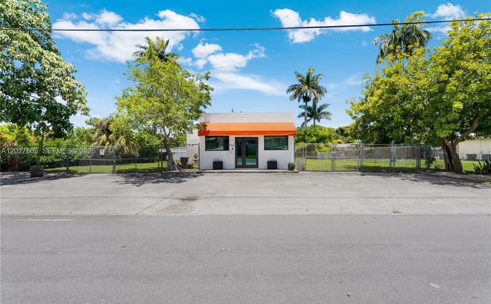 Pictures of Office, Retail property located at 126 NE 1st Ave, Dania Beach, FL 33004 for lease - image #1