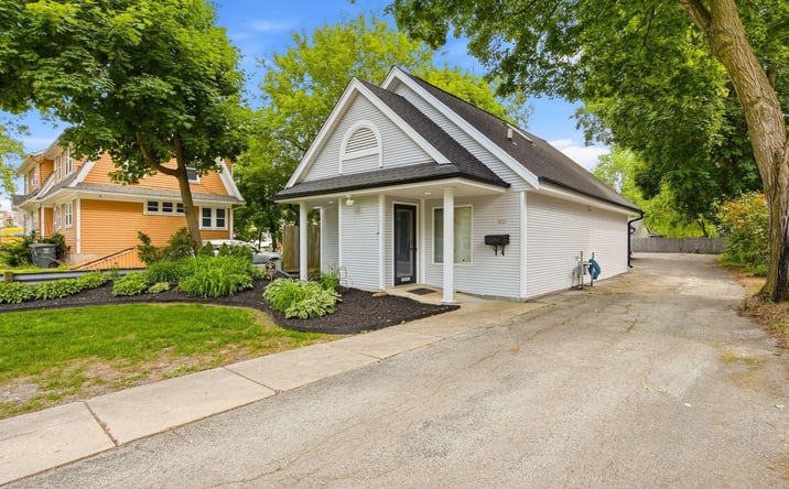 Pictures of Office property located at 411 West Wisconsin Avenue, Oconomowoc, WI 53066 for lease - image #1