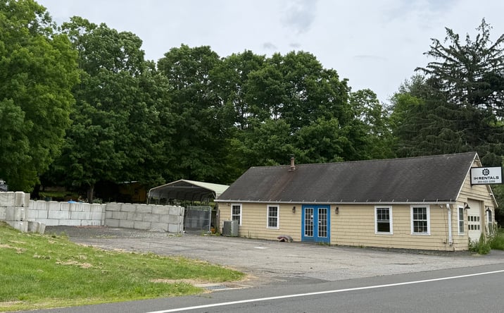 Pictures of Retail, Industrial property located at 152 GUILFORD RD, DURHAM, CT 06422-2812 for lease - image #1