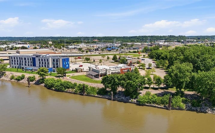 Pictures of Restaurant property located at 230 Conference Center Dr, East Peoria, IL 61611 for lease - image #1