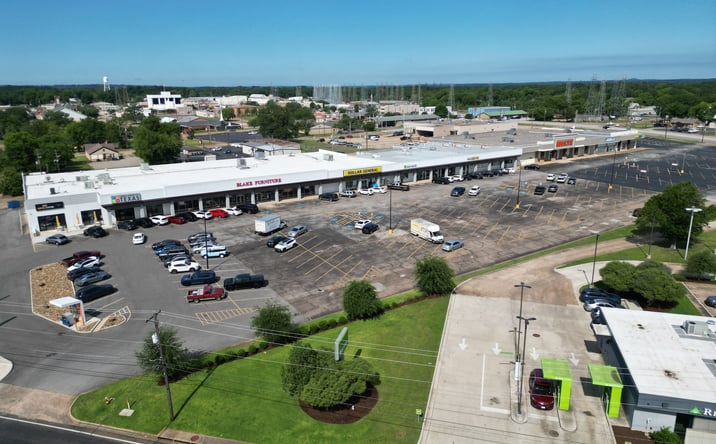 Pictures of Retail property located at 102-110 Midtown Plaza, Kilgore, TX 75662 for lease - image #1