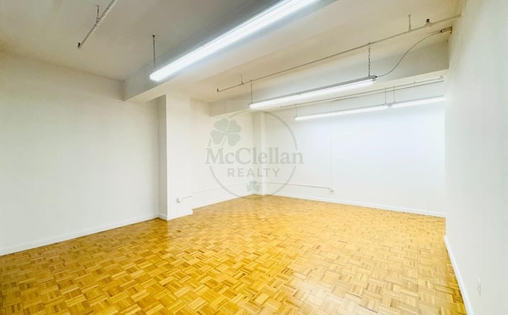 Pictures of Office property located at W 35th St, New York, NY 10018 for lease - image #1