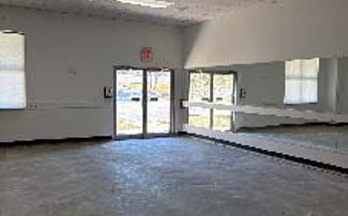 Pictures of Retail property located at 6800 Thomasville Rd Unit 104, Tallahassee, FL 32312 for lease - image #1