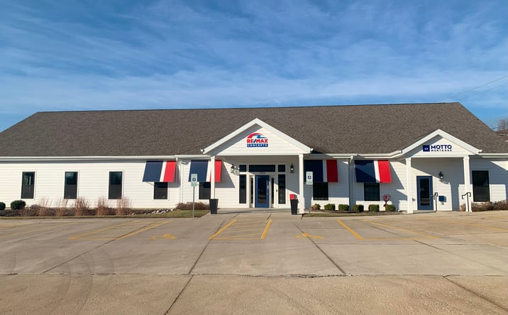 Pictures of Office, Special Purpose property located at 900 36TH AVE, MOLINE, IL 61265-1288 for lease - image #1