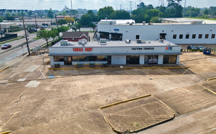 Pictures of Retail property located at 3350 E T C JESTER BLVD, HOUSTON, TX 77018-7135 for lease - image #1