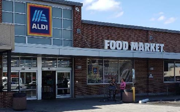 Pictures of Retail property located at 2424 W Illinois Ave, Dallas, TX 75233 for lease - image #1