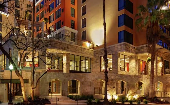 Pictures of Retail, Restaurant property located at 118 Soledad St, San Antonio, TX 78205 for lease - image #1