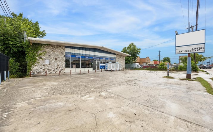 Pictures of Retail, Industrial property located at 7515 Long Point Road, Houston, TX 77055 for lease - image #1
