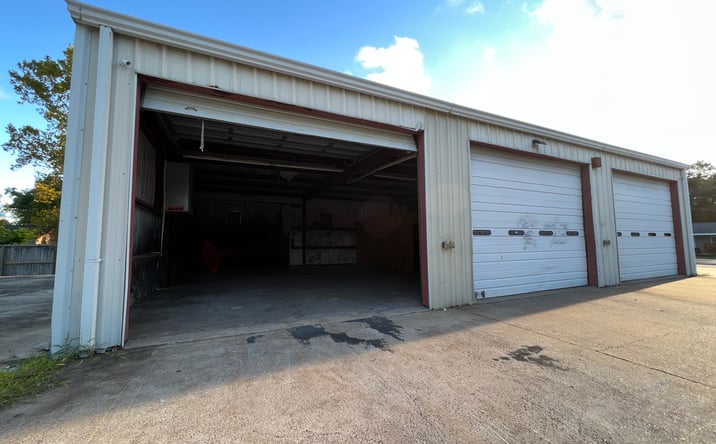 Pictures of Retail, Office, Industrial property located at 715 S SHANKS ST, CLUTE, TX 77531 for lease - image #1