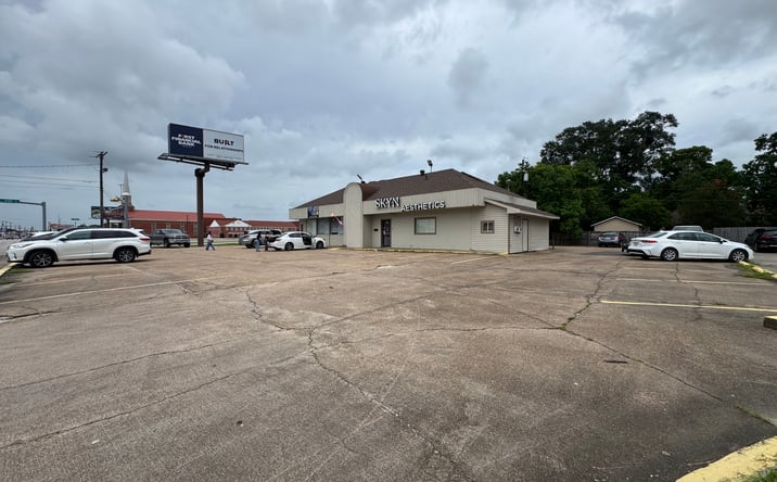 Pictures of Retail, Office property located at 2111 NEDERLAND AVE, NEDERLAND, TX 77627-6041 for lease - image #1