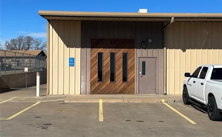 Pictures of Retail, Industrial property located at 915 W Ring Dr, Weatherford, OK 73096 for lease - image #1