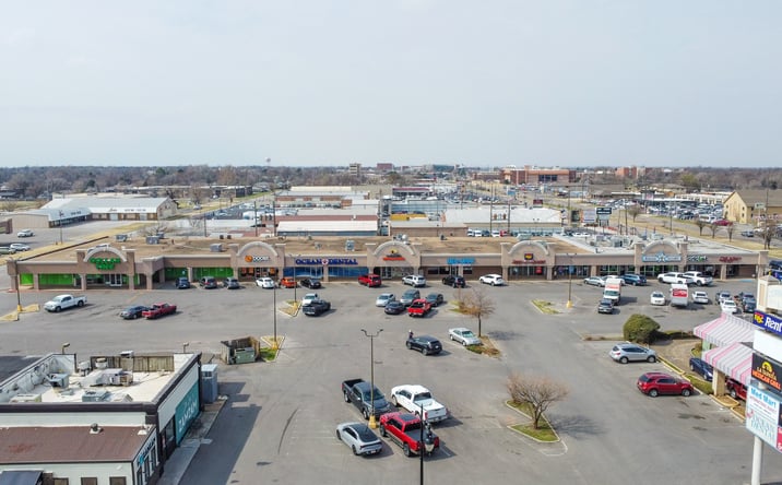 Pictures of Retail property located at 3939 North Macarthur Boulevard, Warr Acres, OK 73122 for lease - image #1